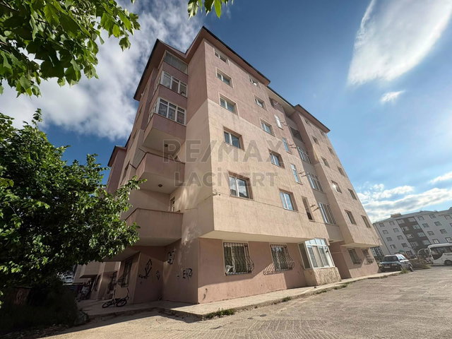RE/MAX LACİVERT'TEN  YILDIZKENT'TE SATILIK 3+1 DAİRE
