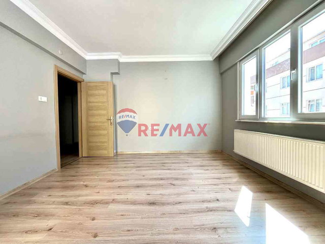 ÜMRANIYE' DE BALKONLU VE YENILENMIŞ 2+1 KIRALIK ARAKAT DAIRE