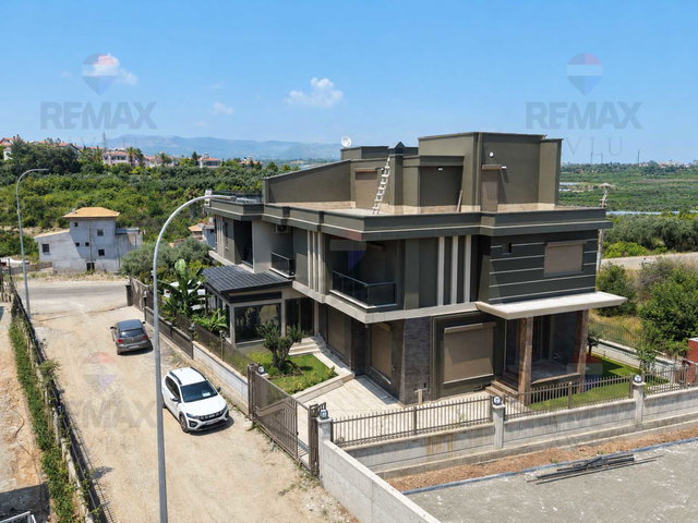 REMAX AVLU'DAN MEZİTLİ KUYULUK'TA LÜKS TRİPLEKS İKİZ VİLLA