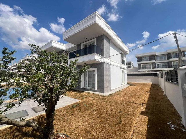 SİLİVRİ ORTAKÖY'DE SİTE İÇERİSİNDE SATILIK 250 M2 HAVUZLU VİLLA