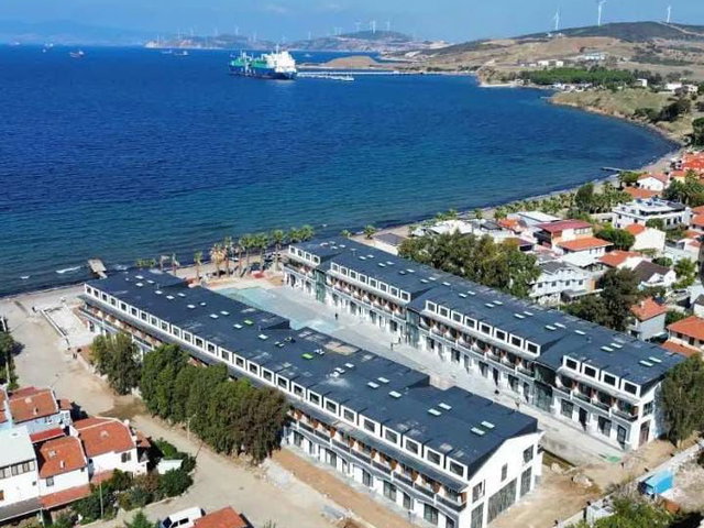 YENİ FOÇA GENCELLİ'DE DENİZE 50M BAHÇELİ HAVUZLU 1+1 DAİRE