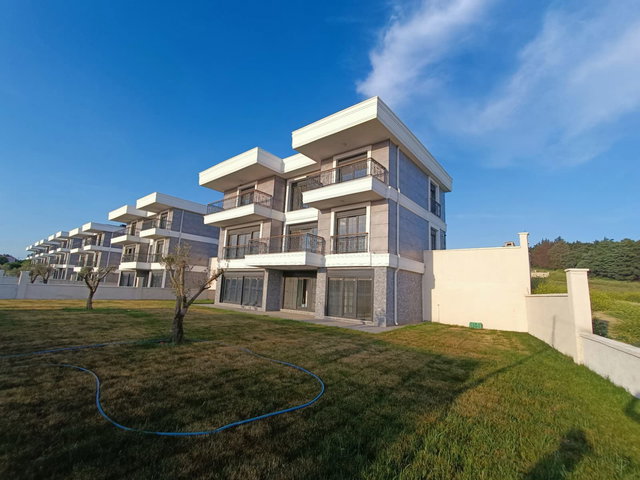 SİLİVRİ ORTAKÖY'DE SİTE İÇERİSİNDE SATILIK 350 M2 HAVUZLU VİLLA