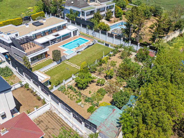 SİLİVRİ'DE EMSALSİZ 2564 M2 ARSA İÇİNDE 7+1 SATILIK LÜKS VİLLA
