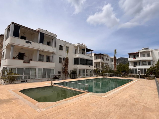 KONACIK ALI YAMAN SITESI'NDE HAVUZ MANZARALI 2+1 ÜST KAT DAIRE