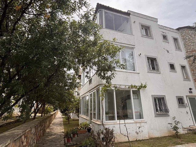 KONACIK ALI YAMAN SITESI'NDE HAVUZ MANZARALI 2+1 ÜST KAT DAIRE