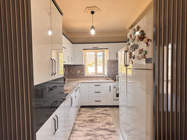 KONACIK ALI YAMAN SITESI'NDE HAVUZ MANZARALI 2+1 ÜST KAT DAIRE