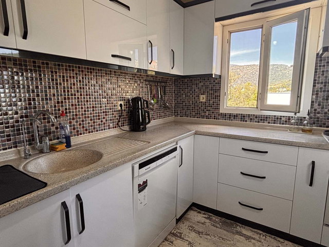 KONACIK ALI YAMAN SITESI'NDE HAVUZ MANZARALI 2+1 ÜST KAT DAIRE