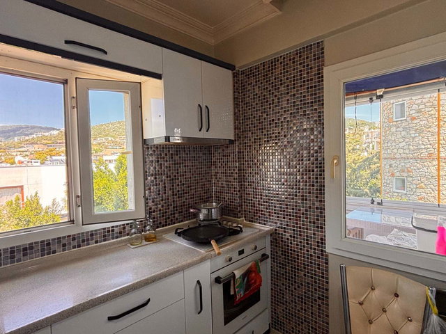 KONACIK ALI YAMAN SITESI'NDE HAVUZ MANZARALI 2+1 ÜST KAT DAIRE