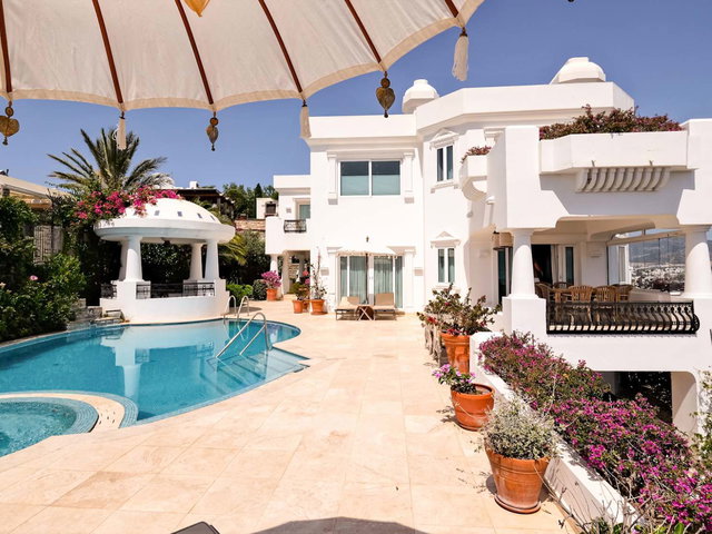 BODRUM BARDAKÇI’DA KALE MANZARALI ULTRA LÜKS 6+2 VILLA | DENIZE 500 MT