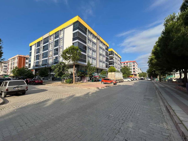 ATAKUM ÖMÜREVLERİNDE SAHİLE VE TRAMAYA ÇOK YAKIN SATILIK 2+1 DAİRE
