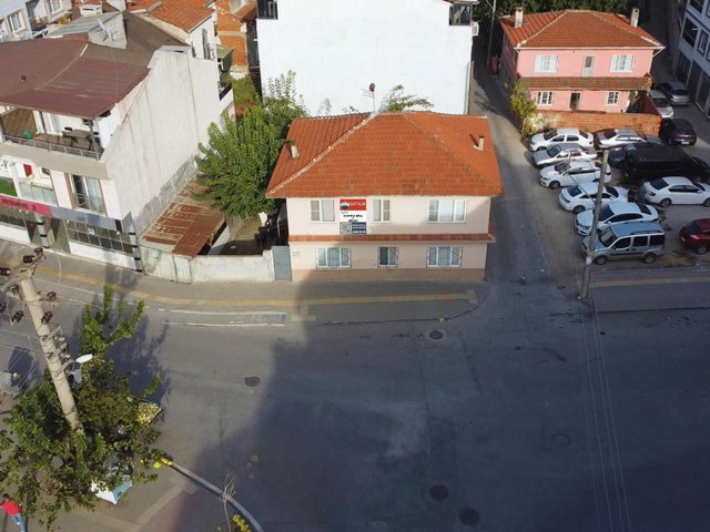 FETHİYE MAH. 2 KATLI MÜSTAKİL EV VE 293 M2 TİCARİ+KONUT İMARLI KÖŞE ARSA