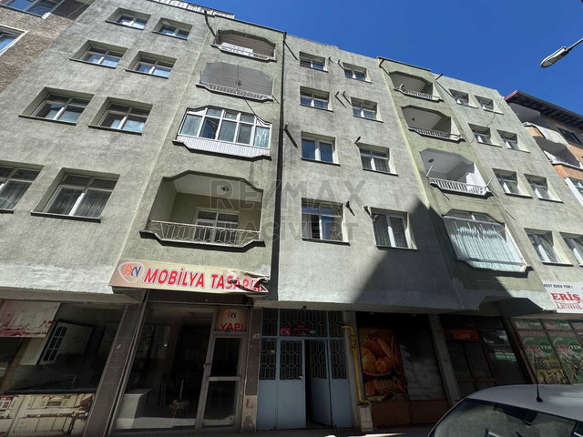 RE/MAX LACİVERT'TEN ŞEHIR MERKEZI'NDE SATILIK 3+1 DAİRE