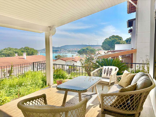 ÇEŞME MERKEZDE DENİZE SIFIR SİTEDE EŞYALI 2+1 YAZLIK KİRALIK VİLLA