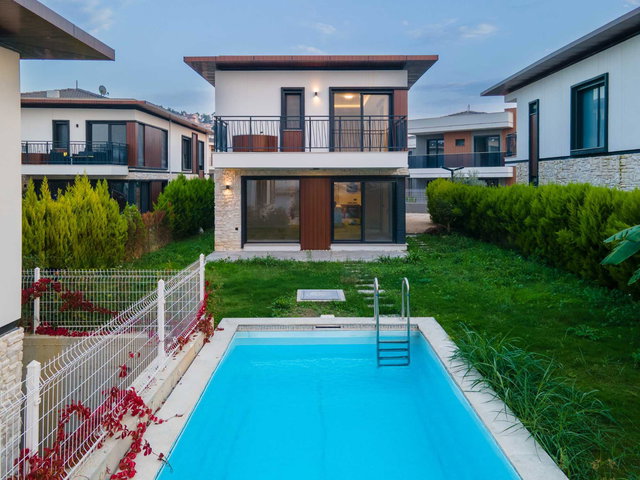 KUŞADASI KARAOVADA TEK MÜSTAKİL ÖZEL HAVUZLU LÜKS 6+1 VİLLA