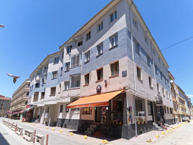 RE/MAX MOD'DAN COLLESİUM YAN SOKAĞINDA BAKIMLI KİRALIK 2+1 DAİRE