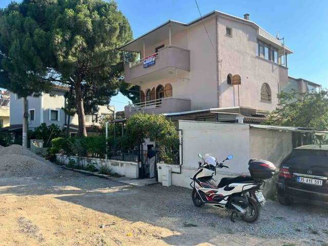 URLA TORASAN'DA DENİZ MANZARALI SATILIK 6+1 TRİBLEKS VİLLA