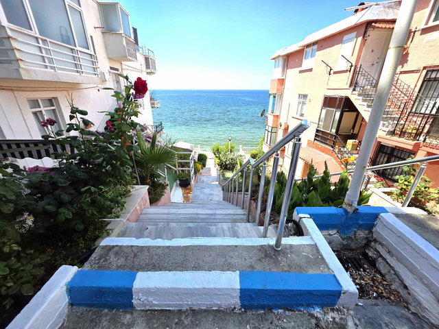 SATILIK PLAJA SIFIR FUL TADİLATLI DENİZ MANZARALI 250 M2 DAİRE