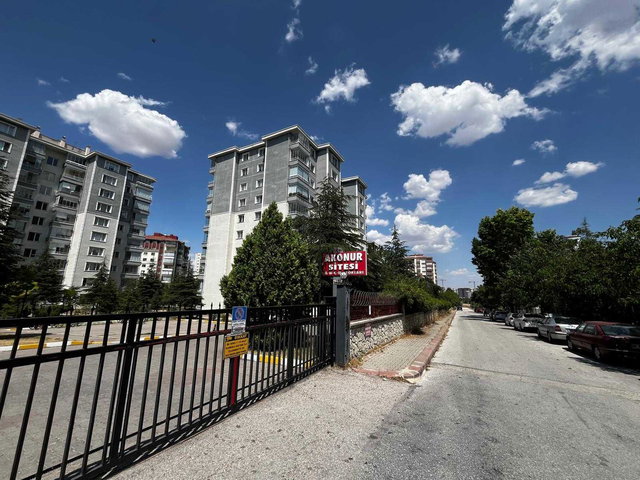 ATA MAHALLESİ AKONUR SİTESİ'NDE ARAKAT 3+1 SATILIK DAİRE