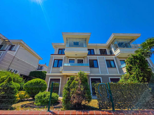PENDİK ÇAMLIK'TA GÜVENLİKLİ SİTEDE AÇIK HAVUZLU 5+1 TRİPLEX KİRALIK VİLLA