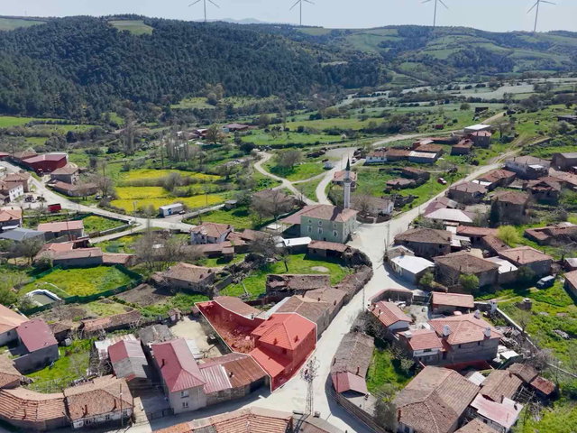 BAYRAMİÇ KÖYLÜ KÖYÜ'NDE NATAMAM SATILIK AVLULU KARGİR EV