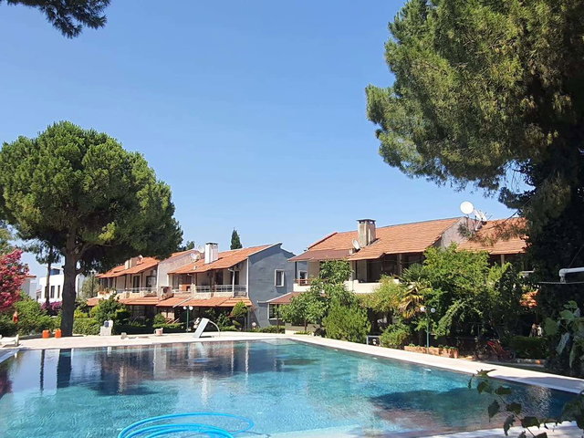 URLA ÇEŞMEALTINDA ÖMER ÖZKAN TATİL SİTESİ’NDE 3+1 250 M² VİLLA