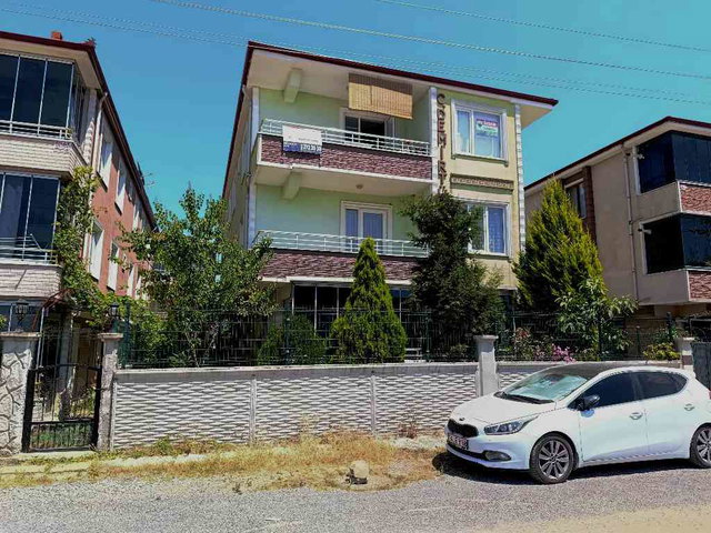 RE/MAX MAVİ'DEN MUTFAK AYRI, ÖN CEPHE, EŞYALI SATILIK 2+1 DAİRE