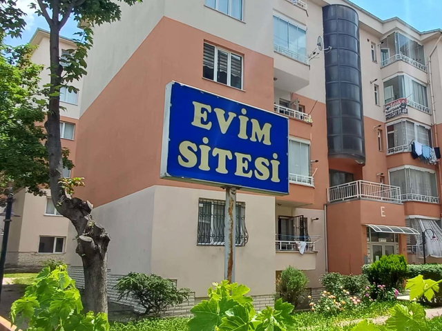 BATI ADLIYESI VE MILLET BAHÇESI YANI EVIM SITESINDE 3+1 DAIRE