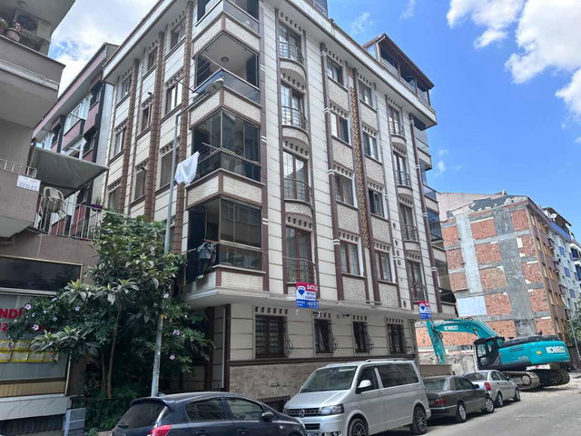 GÜNGÖREN MERKEZ CADDE YAKINI 8 YILLIK BİNADA ASANSÖRLÜ 2WCLİ 2+1
