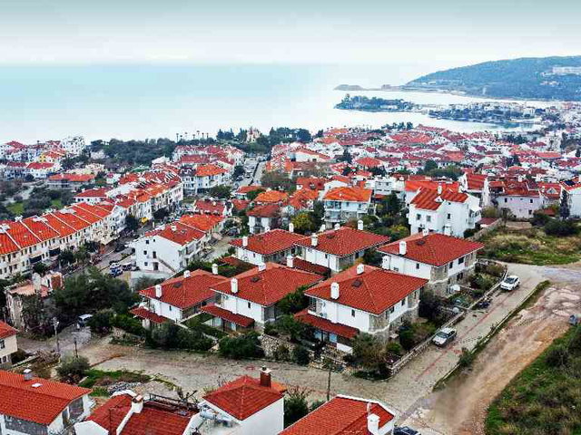 DATÇA KİRALIK DENİZ MANZARALI, BAHÇELİ 1+1 BOŞ DAİRE TAM MERKEZDE