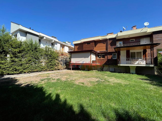 REMAX MODEL DEN ÇAMLIKTA 335M² ARSA IÇERISINDE 6+2 SATILIK VILLA