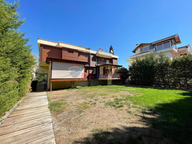 REMAX MODEL DEN ÇAMLIKTA 335M² ARSA IÇERISINDE 6+2 SATILIK VILLA