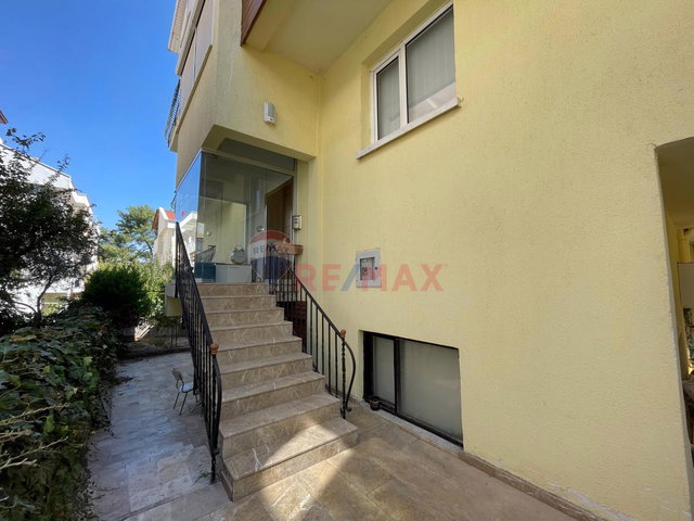 REMAX MODEL DEN ÇAMLIKTA 335M² ARSA IÇERISINDE 6+2 SATILIK VILLA