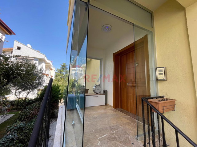 REMAX MODEL DEN ÇAMLIKTA 335M² ARSA IÇERISINDE 6+2 SATILIK VILLA