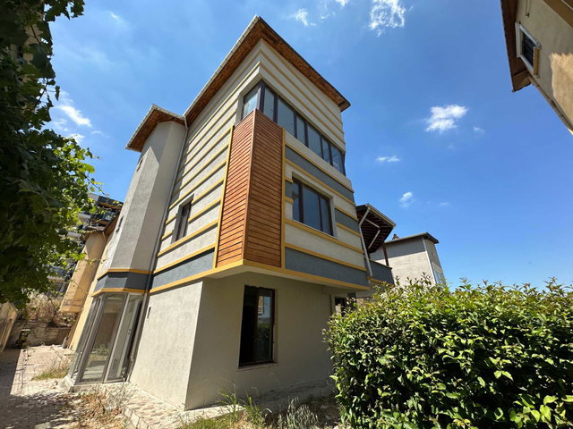 REMAX BEYAZ MUSTAFAKEMALPAŞA ADALET’TE 4+2, 200 M², 3 KATLI, DÖRT CEPHELİ KİRALIK VİLLA