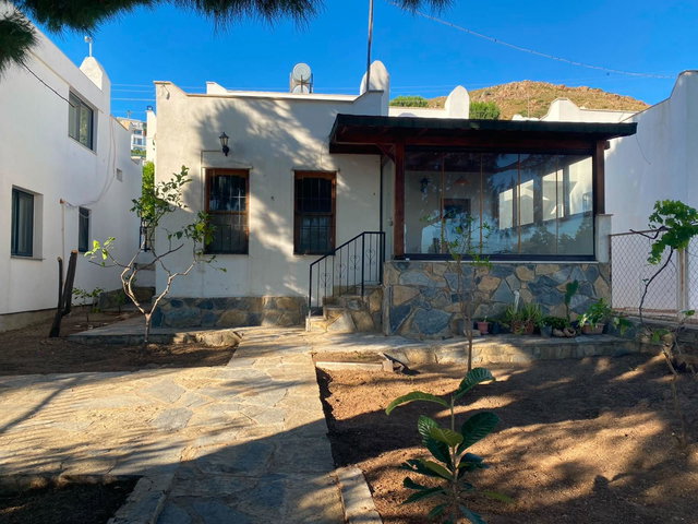 BODRUM GÜMÜŞLÜK KADIKALESI'NDE ÖZEL PLAJLI SITE IÇINDE 2+1 VILLA