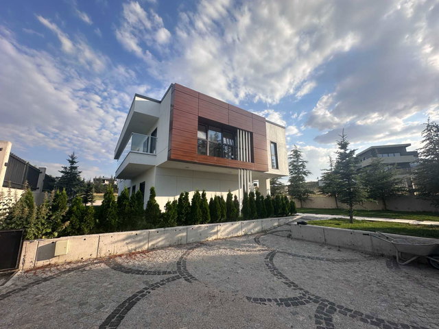 İNCEK'TE ULTRA LÜKS ISITMALI HAVUZLU 5+1 VILLA