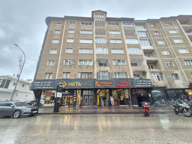 RE/MAX LACIVERT'TEN TERMINAL'DE SATILIK 3+1 ARAKAT DAIRE
