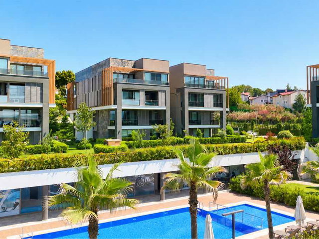 RE/MAX BEYAZ | AVLU BADEMLİ’DE VİLLA KONFORUNDA 4,5+1 DUBLEKS