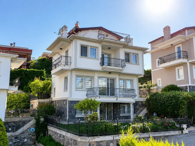 RE/MAX BEYAZ | NAZAR SİTESİ’NDE EN GÜZEL CEPHELİ 4+2 DENİZ MANZARALI VİLLA