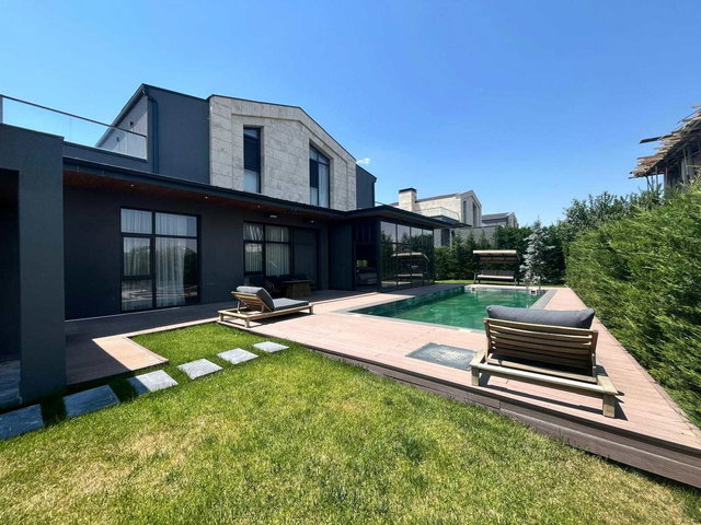GÖLBAŞI HANE VILLALARI’NDA KÖŞE PARSEL | HAVUZLU | ASANSÖRLÜ | 550 M² LÜKS VILLA
