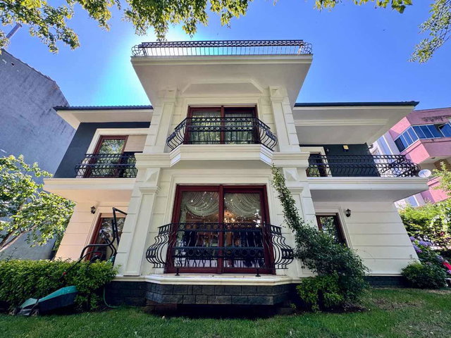 TUZLA POSTANE’DE 550 M² BRÜT 7+2, 4 CEPHELİ, 3 KATLI LÜKS VİLLA