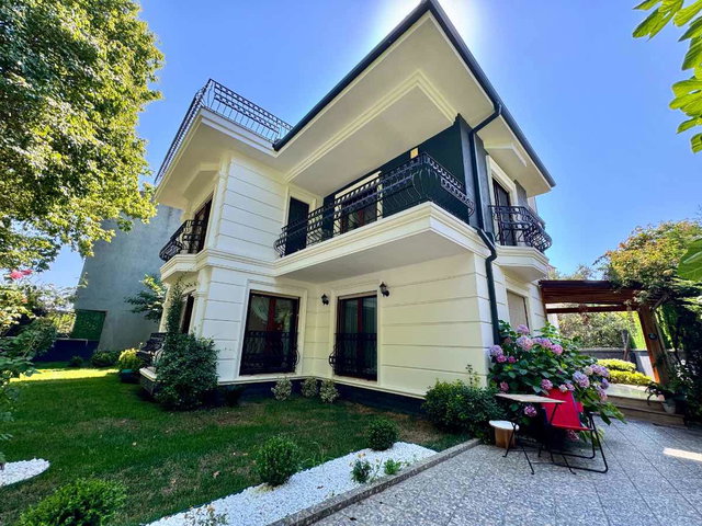 TUZLA POSTANE’DE 550 M² BRÜT 7+2, 4 CEPHELİ, 3 KATLI LÜKS VİLLA