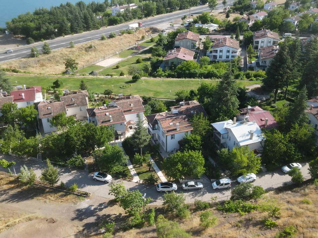 RE/MAX DEĞİŞİM- SİVRİCEDE GÖL MANZARALI MÜKEMMEL VİLLA