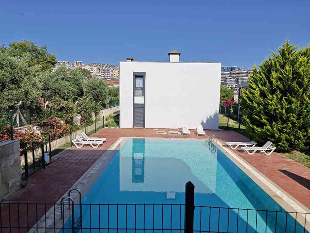 KUŞADASI’NDA 2+1 EŞYALI BAHÇE KATI DAİRE | BALKONLU | BOŞ | 40.000 TL