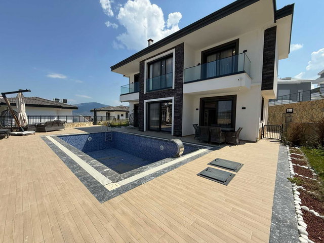 GENIŞ BAHÇELI, ÖZEL HAVUZLU 4+1 PREMIUM VILLA !!!