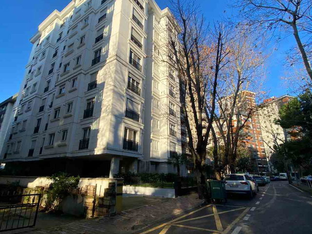 ŞENESENEVLER METRO DURAĞI VE MİNİBÜS YOLUNA YAKIN SATILIK 2 + 1 DAİRE
