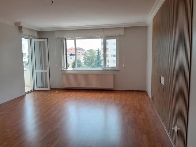 ÇEKMEKÖY ORKENT EVLERI SITESINDE HAVUZ MANZARALI 3+1 DAIRE