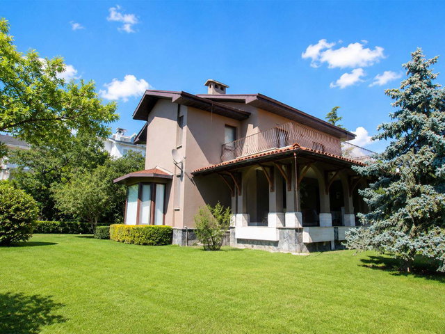REMAX BEYAZ BADEMLI AKMANKENT 1 SITESINDE KÖŞE VILLA