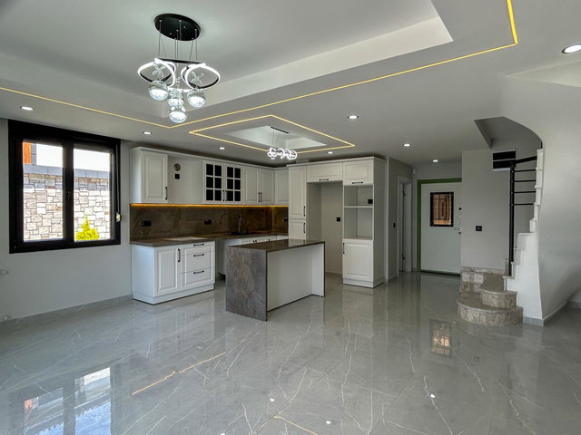 AYVALIK ALTINOVA DENİZLE İÇ İÇE EBEVEYN BANYOLU GENİŞ 3+1 VİLLA