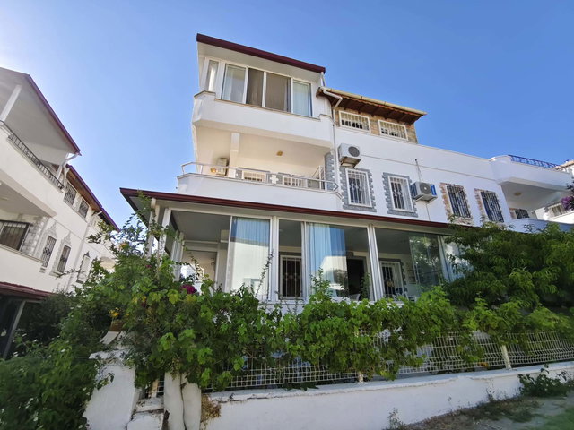 KUŞADASI KADINLAR DENİZİ’NDE HAVACILAR SİTESİ’NDE EŞYALI DOĞALGAZLI KLİMALI 4+1 KİRALIK VİLLA